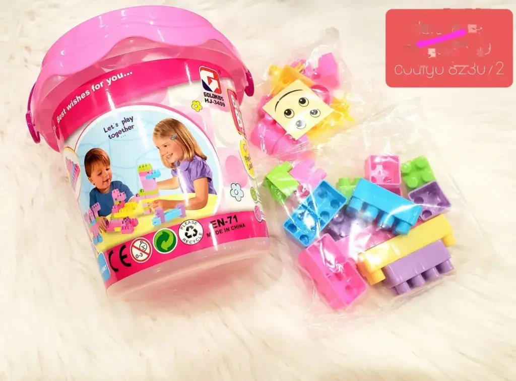 Cubeta pequeña con legos 