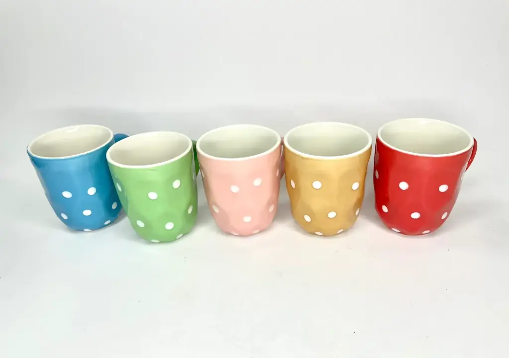 Tazas con puntitos