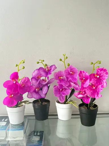 Macetera pequeña de flores artificiales 