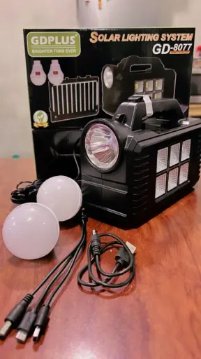 Planta solar con power bank, 2 focos