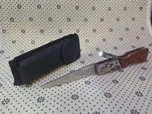 Navaja multifuncional, con linterna